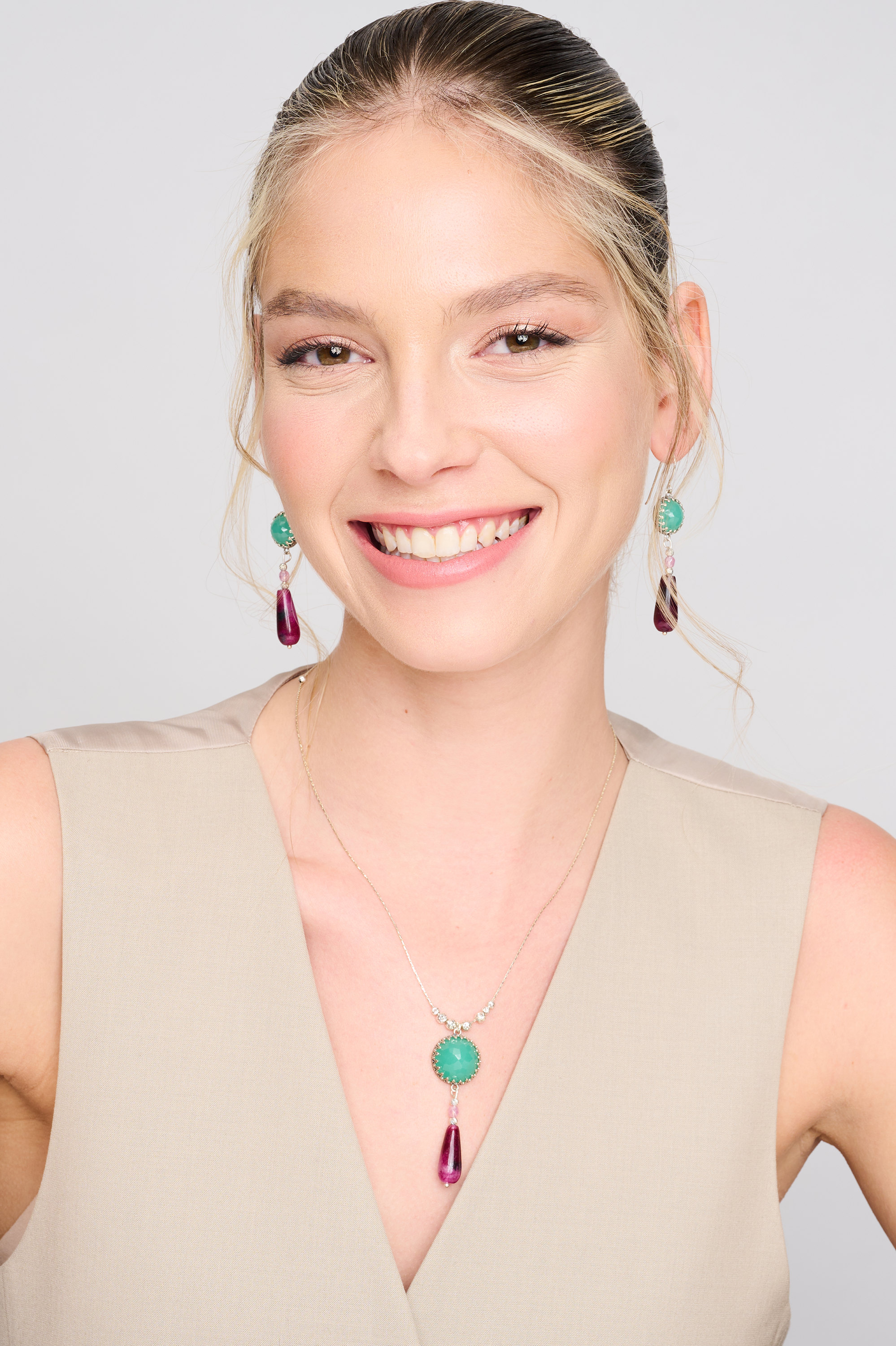 תכשיט ייחודי שמשלב בין צבעים של אדמה וצמחייה – תליון כסף מעוצב בעבודת יד, עם אופלייט ירוקה בעלת ברק פנינתי רך ואגת בגוון בורדו עמוק ומרשים. הצבעים יוצרים תחושת חמימות ויציבות לצד רעננות ואיזון. האופלייט מוסיפה אור ירקרק רך ונעים לעין, והאגת מעניקה תחושת שורשיות ועוצמה. מושלם לנשים שמתחברות לאנרגיה טבעית עם טוויסט אלגנטי.

