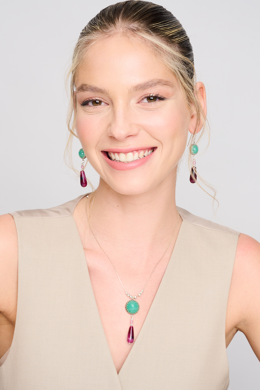תכשיט ייחודי שמשלב בין צבעים של אדמה וצמחייה – תליון כסף מעוצב בעבודת יד, עם אופלייט ירוקה בעלת ברק פנינתי רך ואגת בגוון בורדו עמוק ומרשים. הצבעים יוצרים תחושת חמימות ויציבות לצד רעננות ואיזון. האופלייט מוסיפה אור ירקרק רך ונעים לעין, והאגת מעניקה תחושת שורשיות ועוצמה. מושלם לנשים שמתחברות לאנרגיה טבעית עם טוויסט אלגנטי.

