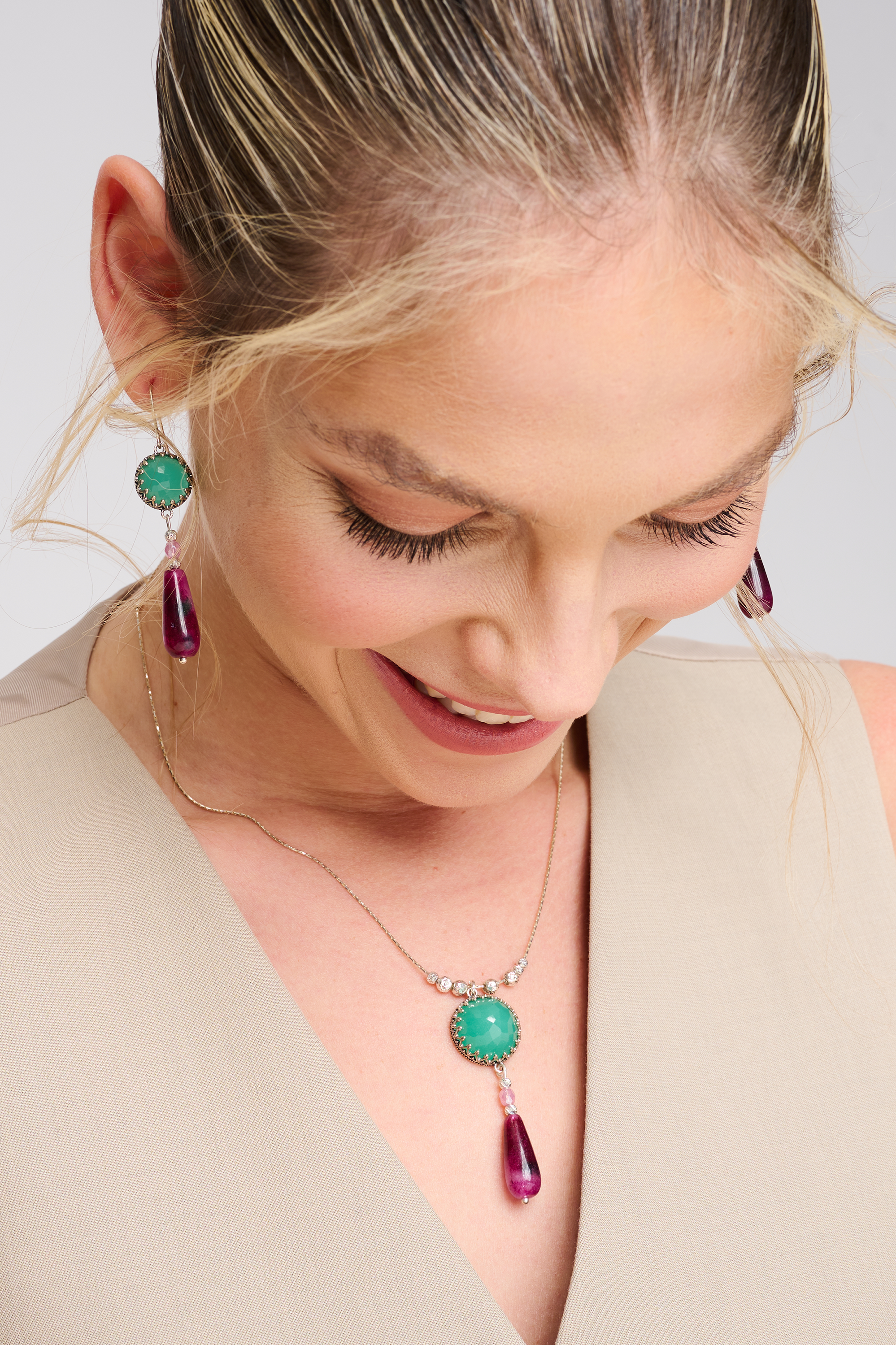 שרשרת כסף אלגנטית עם תליון בצבעוניות מיוחדת – אבן אופלייט ירוקה שקופה למחצה עם נצנוץ פנימי, ואגת בגוון יין עמוק שמעניקה ניגוד דרמטי. השילוב בין אבנים בעלות נוכחות חזותית שונה יוצר איזון מושלם בין עדינות לעוצמה. תכשיט שמדבר בשקט אך מותיר רושם – אידיאלי גם ליום וגם לערב, עם לבוש בהיר או בגוונים עמוקים.


