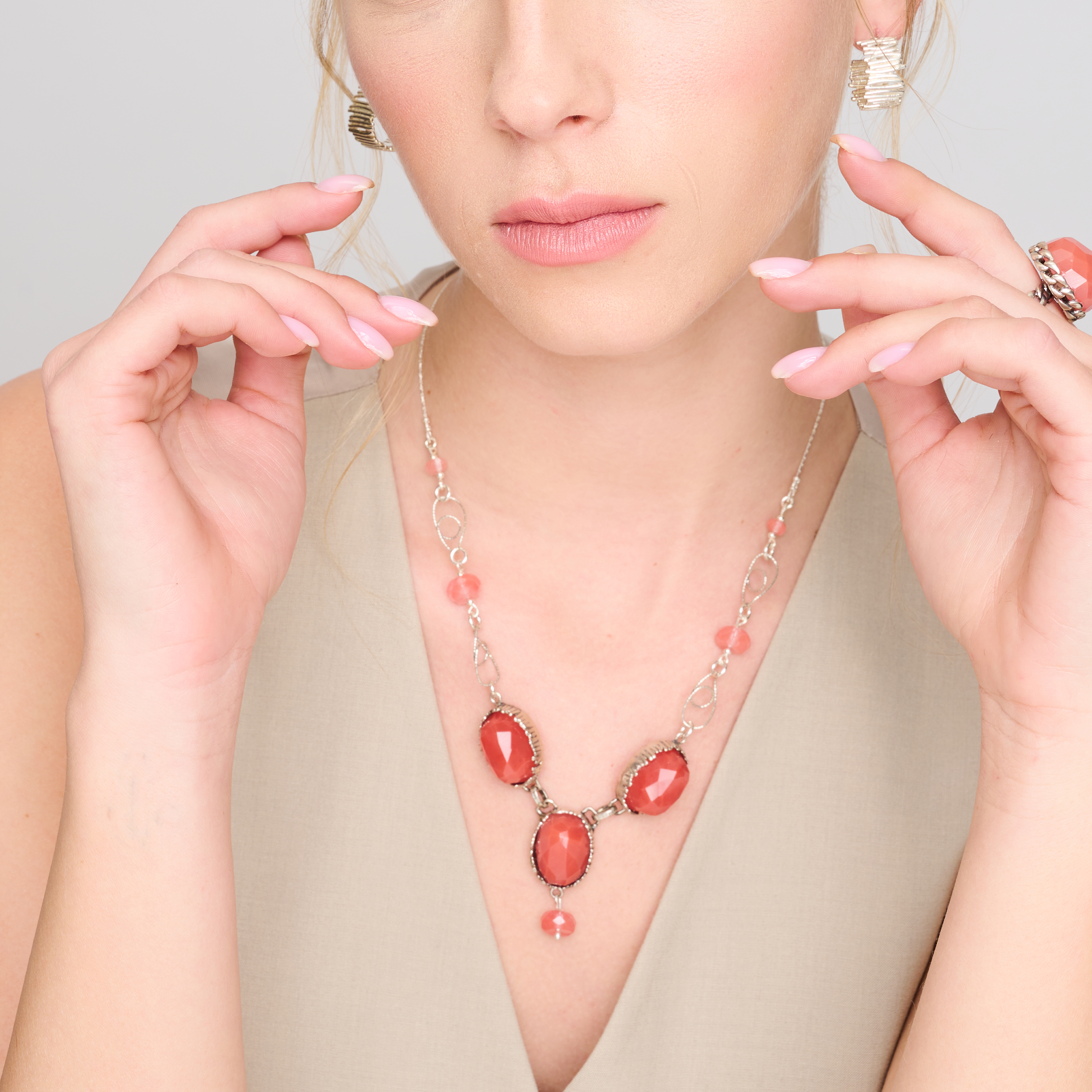 ענק כסף ייחודי בעבודת יד, משובץ באבני צ'רי קוורץ בגוון ורוד-דובדבן ואופלית בגווני חלום פנינתי. שילוב קסום של צבעים רכים עם נגיעות של זוהר עדין, היוצרים מראה אלגנטי, נשי ומעט מסתורי. השרשרת מתאימה לנשים שאוהבות סטייל רומנטי עם טוויסט מודרני, והיא יכולה לשדרג כל הופעה — החל משמלת ערב ועד חולצה לבנה פשוטה. סגירה נוחה ועיצוב מוקפד הופכים את הענק הזה לפריט מיוחד שאי אפשר להוריד ממנו את העיניים. מושלם כמתנה עם משמעות או לפינוק אישי.

