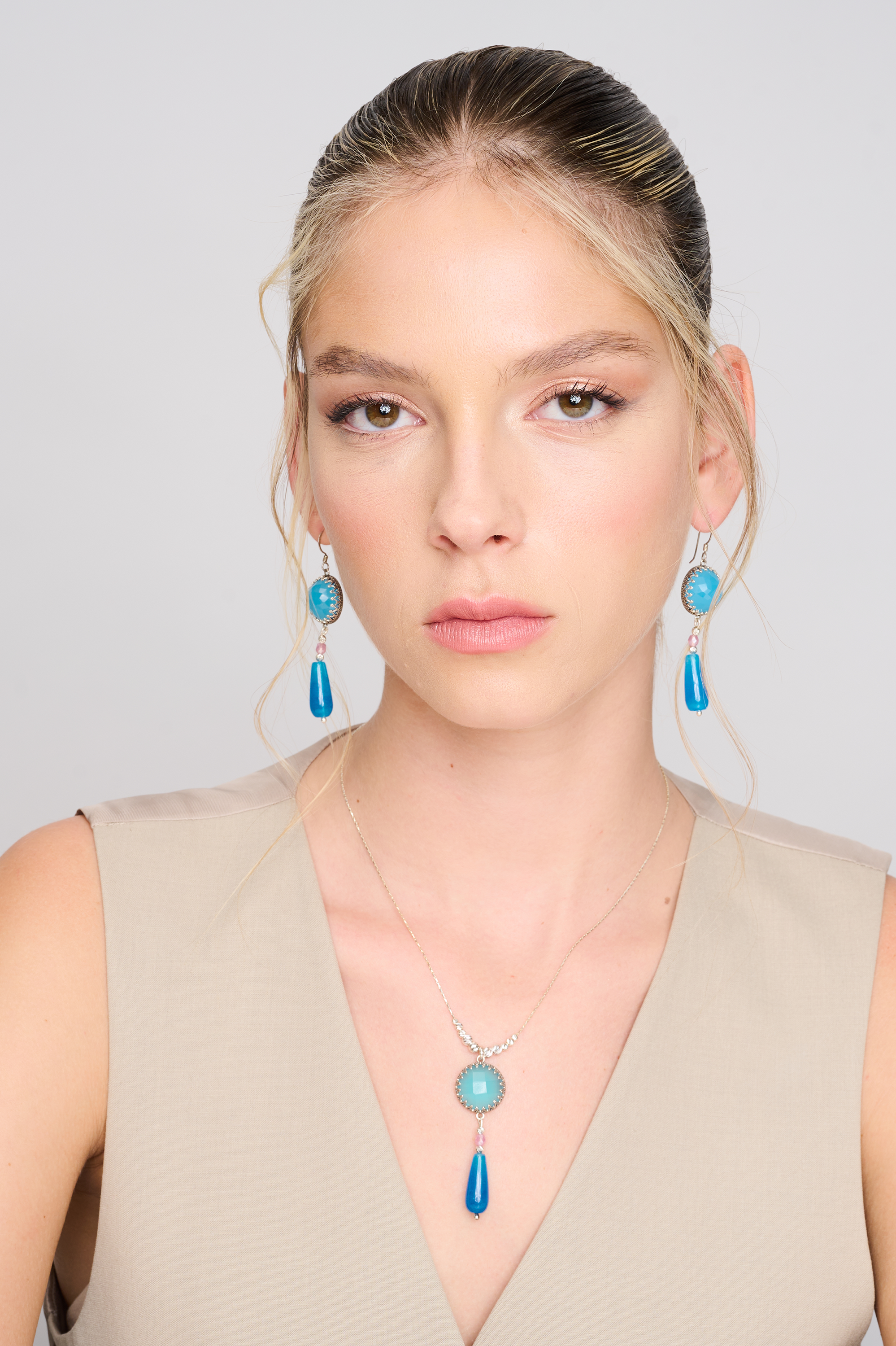 שרשרת כסף אלגנטית עם תליון מרהיב שמשלב אופליט תכלת עם אגת כחול כהה – ניגוד צבעים מרהיב שיוצר מראה רגוע אך מלא עומק. מתאים לכל מי שמחפשת תכשיט שמשלב יופי טבעי עם עיצוב מוקפד ומודרני.