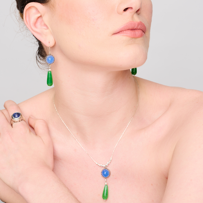 שרשרת כסף אלגנטית עם תליון מקורי שמשלב בין שני עולמות – זוהר כחול פנימי של אופלייט ורכות קרירה של אגת ירוקה. תכשיט שמשלב אלגנטיות מודרנית עם השראה מהטבע – מושלם לכל עונה ולכל סגנון לבוש.