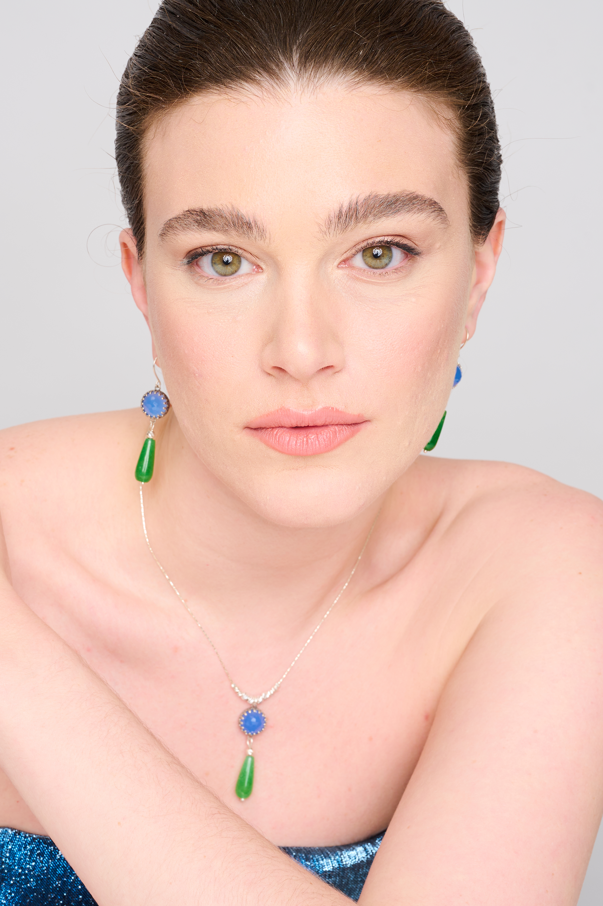 תכשיט ייחודי בעבודת יד, עם תליון שבו אופלייט כחולה באפקט פנינתי משתלבת בהרמוניה עם אגת ירוקה בעלת טקסטורה טבעית ועשירה. מתאים לנשים שאוהבות צבעים עדינים עם נוכחות ומראה ייחודי שמשדר הרמוניה.