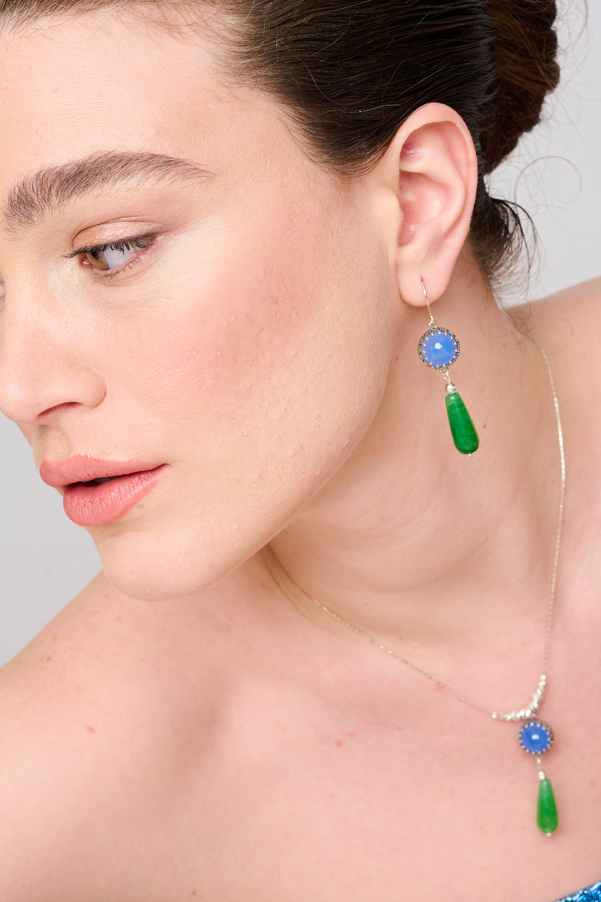 שרשרת כסף עם תליון שמשלב בין גווני כחול וירוק – אופלייט זוהרת לצד אגת שמביאה תחושת שורשיות ואיזון טבעי. עבודת יד מוקפדת בעיצוב נקי עם תשומת לב לפרטים – שילוב מדויק של צבעים ומרקמים.