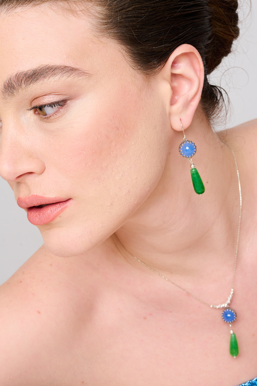 שרשרת כסף עם תליון שמשלב בין גווני כחול וירוק – אופלייט זוהרת לצד אגת שמביאה תחושת שורשיות ואיזון טבעי. עבודת יד מוקפדת בעיצוב נקי עם תשומת לב לפרטים – שילוב מדויק של צבעים ומרקמים.