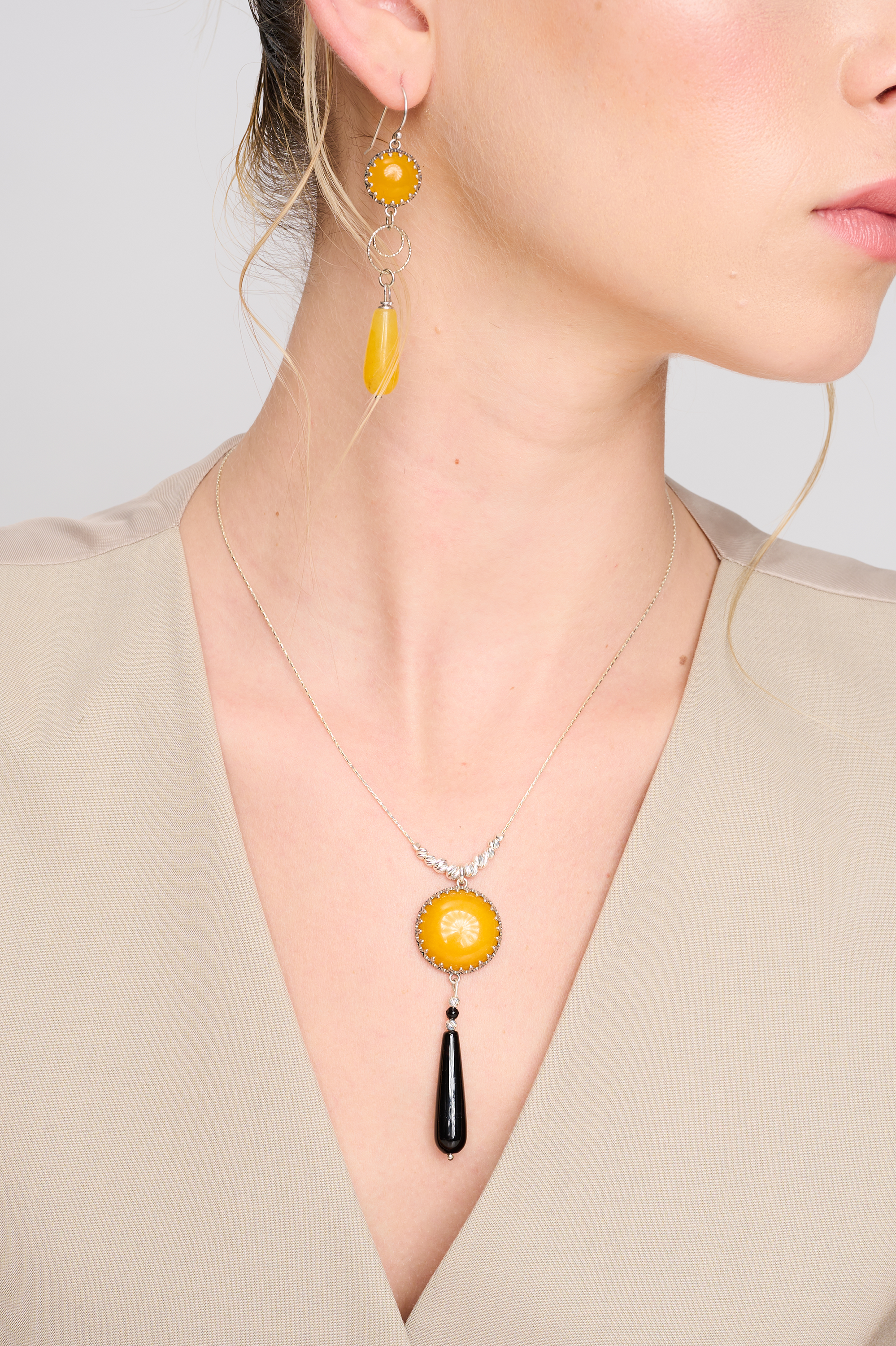 שרשרת כסף בעיצוב ייחודי עם תליון דרמטי המשלב אגת צהובה בוהקת ואוניקס שחור עמוק. שני הצבעים יוצרים יחד קונטרסט עוצמתי – אור וחושך, שמש וצל, חיוניות מול יציבות. האגת הצהובה מביאה אנרגיה, שמחה ואופטימיות, בעוד האוניקס השחור מוסיף עומק, הגנה ונוכחות שקטה אך חזקה. העיצוב הנקי מדגיש את יופיין של האבנים, ויוצר תכשיט בעל אמירה חזקה וסגנון ייחודי. מושלם לנשים שאוהבות צבעים עם משמעות, שילובים לא שגרתיים ותכשיטים שמלווים אותן בעוצמה וברגישות כאחד. מתאים ליום־יום עם טוויסט, או כהשלמה מרשימה להופעה אלגנטית.








