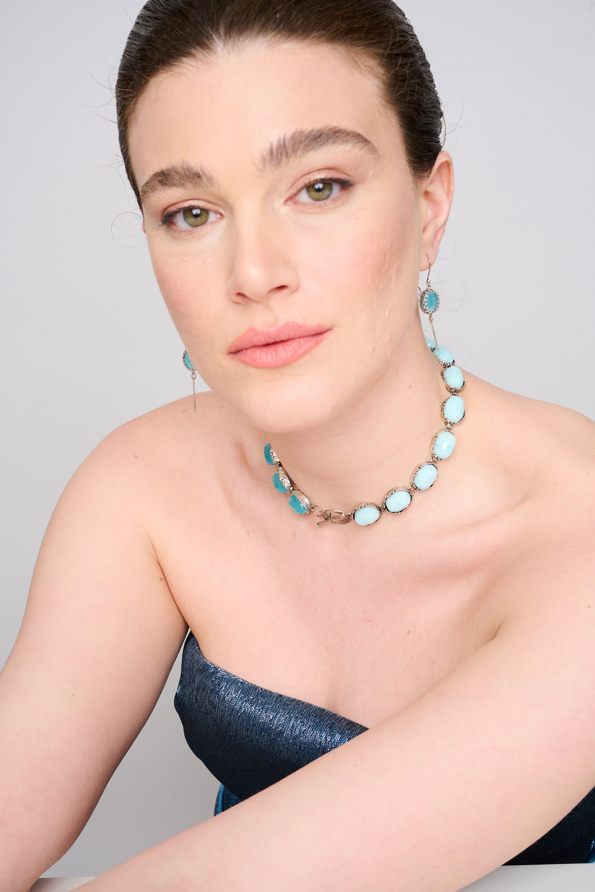 קולר כסף בעבודת יד משובץ באופלייט בגווני כחול וכחול בהיר, עיצוב אלגנטי ועדין שמוסיף אור ייחודי לכל הופעה. מתאים למתנה, לתכשיט יומיומי או להשלמת מראה חגיגי.