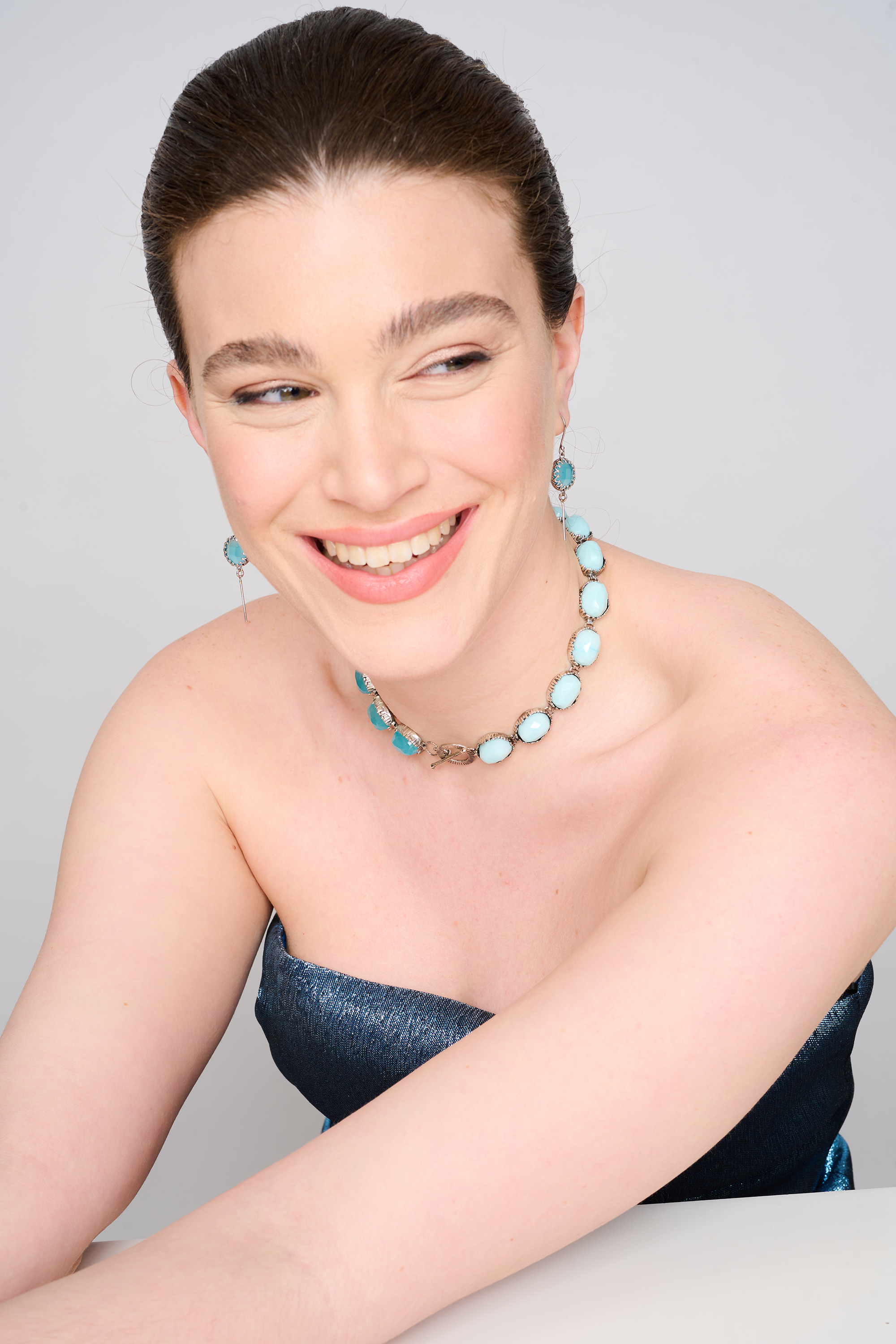 קולר מכסף טהור עם אבני אופלייט בגוונים שמימיים של כחול, כמו טיפות אור על הצוואר. שילוב מרהיב של עדינות ונוכחות – מושלם לאישה שאוהבת תכשיטים עם נשמה.

