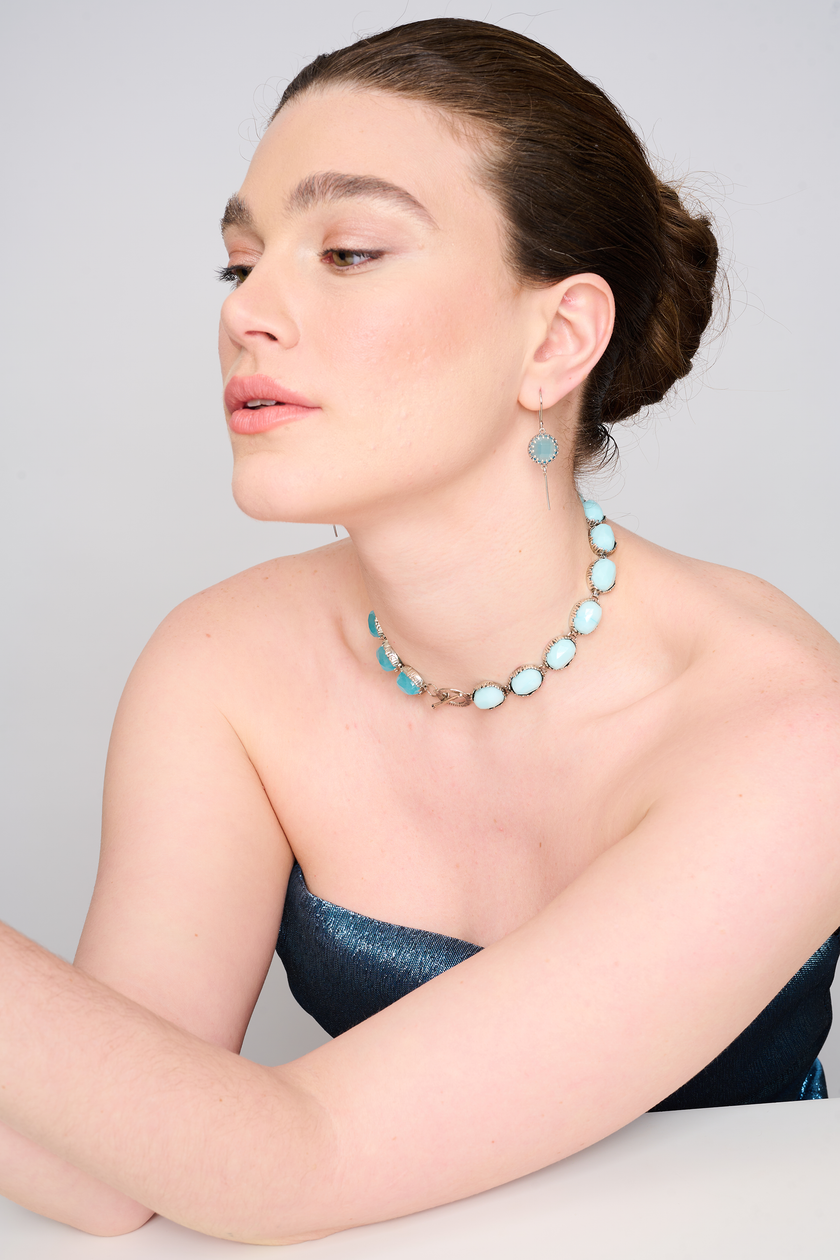 קולר בעיצוב בוהו שיק משולב באופלייט כחול וכחול בהיר, משרה תחושת רוגע וחיבור לטבע. תכשיט ייחודי עם וייב חלומי שמתאים גם ליום וגם לערב.

