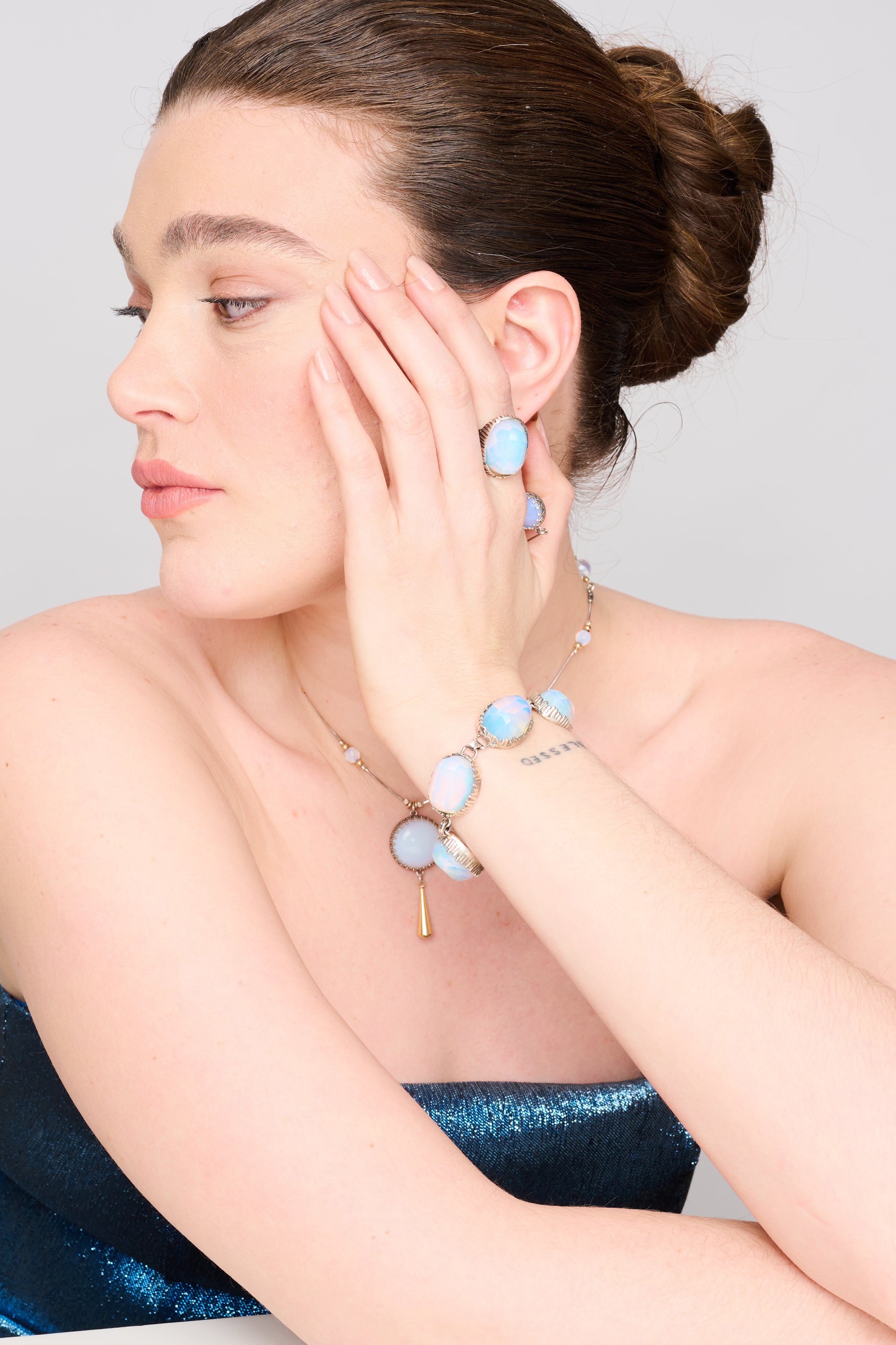 צמיד אופליט בעבודת יד, עשוי כסף סטרלינג עם אבנים בגוונים משתנים – כחול רך ונגיעה של שמנת מבריקה. האבנים המלוטשות משדרות אור פנימי, מה שהופך את הצמיד לאלגנטי במיוחד גם באור טבעי וגם בתאורת ערב. מתאים כצמיד כלה, מתנה לאירוסין או תוספת יוקרתית להופעה קלאסית. העיצוב האלגנטי משדר נשיות עוצמתית ונוכחות רגועה.
המחיר מתייחס לצמיד בלבד