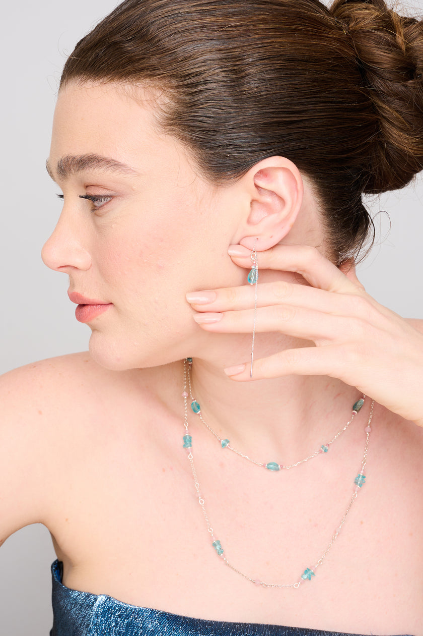 שרשרת כסף מעודנת עם שילוב נדיר בין שתי אבני חן: אפטייט בגוון כחול־ירקרק ואופליט בגוון שמנתי־פנינתי. התוצאה: תכשיט עשיר בגוונים רכים ותחושה של רוגע ונשימה. מתאים למראה אלגנטי יומיומי או מתנה עם משמעות אישית עמוקה.

