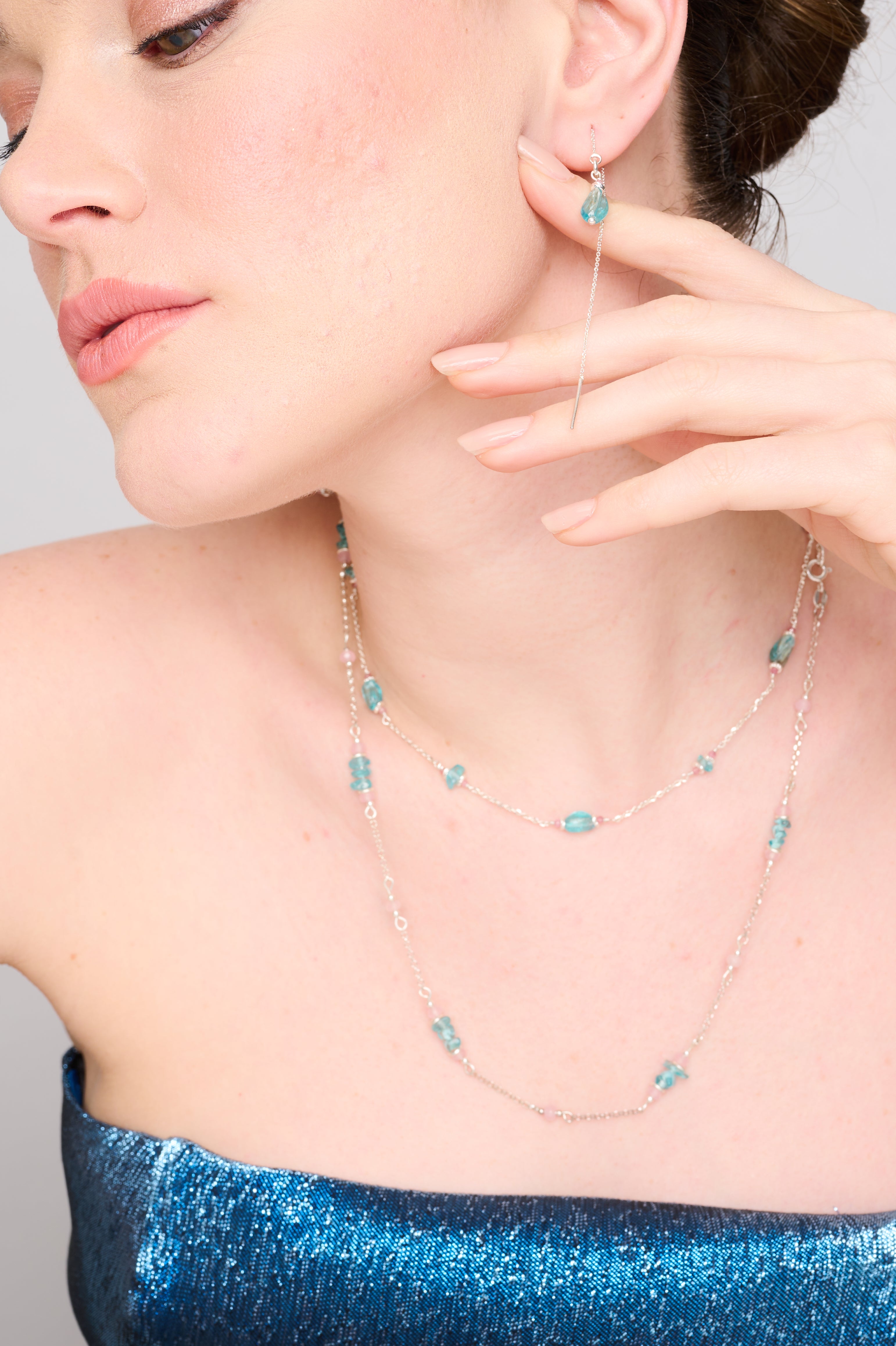 שרשרת אלגנטית וייחודית עם נגיעות צבע כחול עמוק מאבני אפטייט לצד ברק חלב של אופליט. תכשיט בעבודת יד שמביא איתו תחושת רוגע ומיקוד, ויזואלית ורגשית. מתאים לאוהבות עיצוב עדין, לא צועק, אבל עם אמירה אמנותית ברורה.

