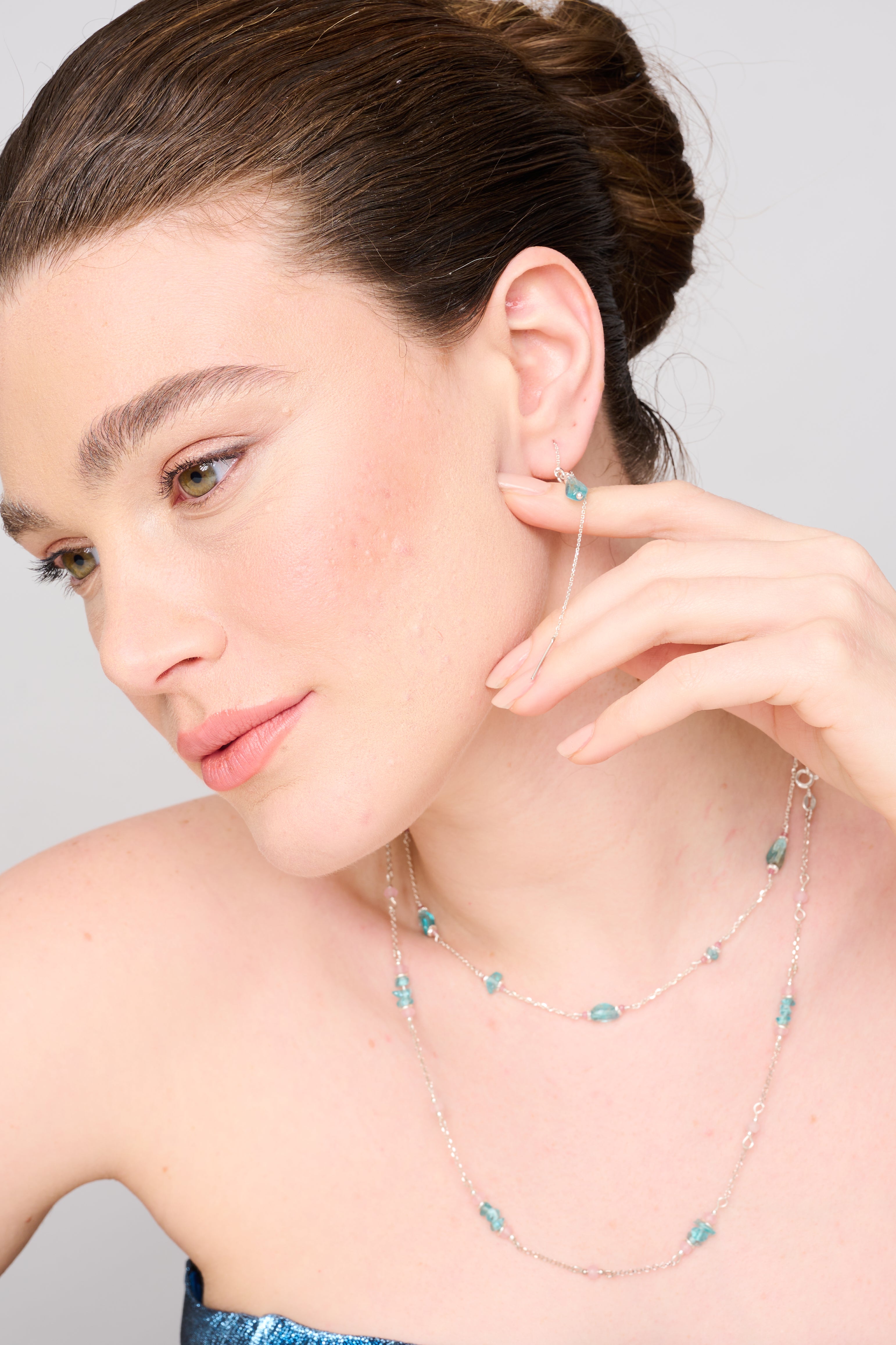 שרשרת בעבודת יד עם אבני אפטייט בגוני כחול־טורקיז, בשילוב אופליט שקוף־לבן שמחזיר אור. עיצוב עדין אך מורגש, שמתאים למראה שכבות או כתכשיט מרכזי. מושלם לנשים שמעריכות חומרי גלם טבעיים וסטייל אישי נקי.


