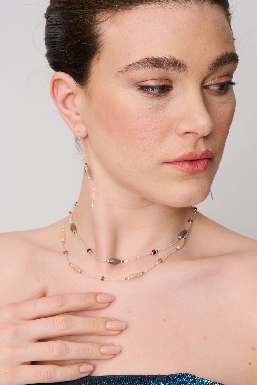 תכשיט נשי מלא נוכחות המשלב זהב 14 קראט עם שתי אבנים עוצמתיות – רובי, המייצגת אהבה, תשוקה וחיוניות, ולברדורייט, אבן של הגנה, אינטואיציה ואור פנימי. השרשרת לא רק מעטרת את הצוואר – היא נושאת איתה אנרגיה מרפאת ומסרים פנימיים.