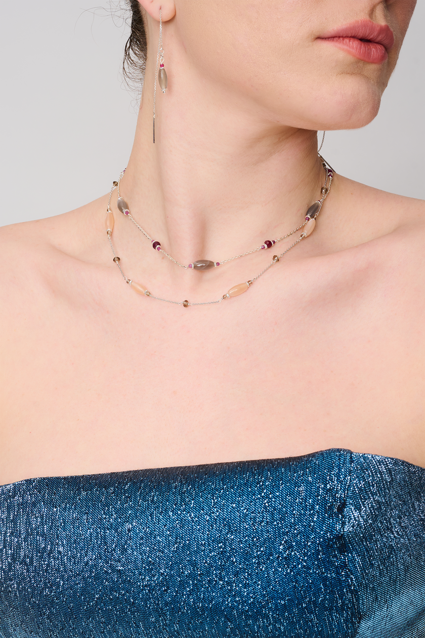 שרשרת זהב 14 קראט שנוצרה בהשראת מסע בין רגשות – מאהבה סוערת (הרובי) אל שקט פנימי וחוכמה עמוקה (הלברדורייט). תכשיט שמספר סיפור אישי דרך צבע, טקסטורה ואור – ומזמין את הלובשת להתחבר לאנרגיה שלה מחדש.