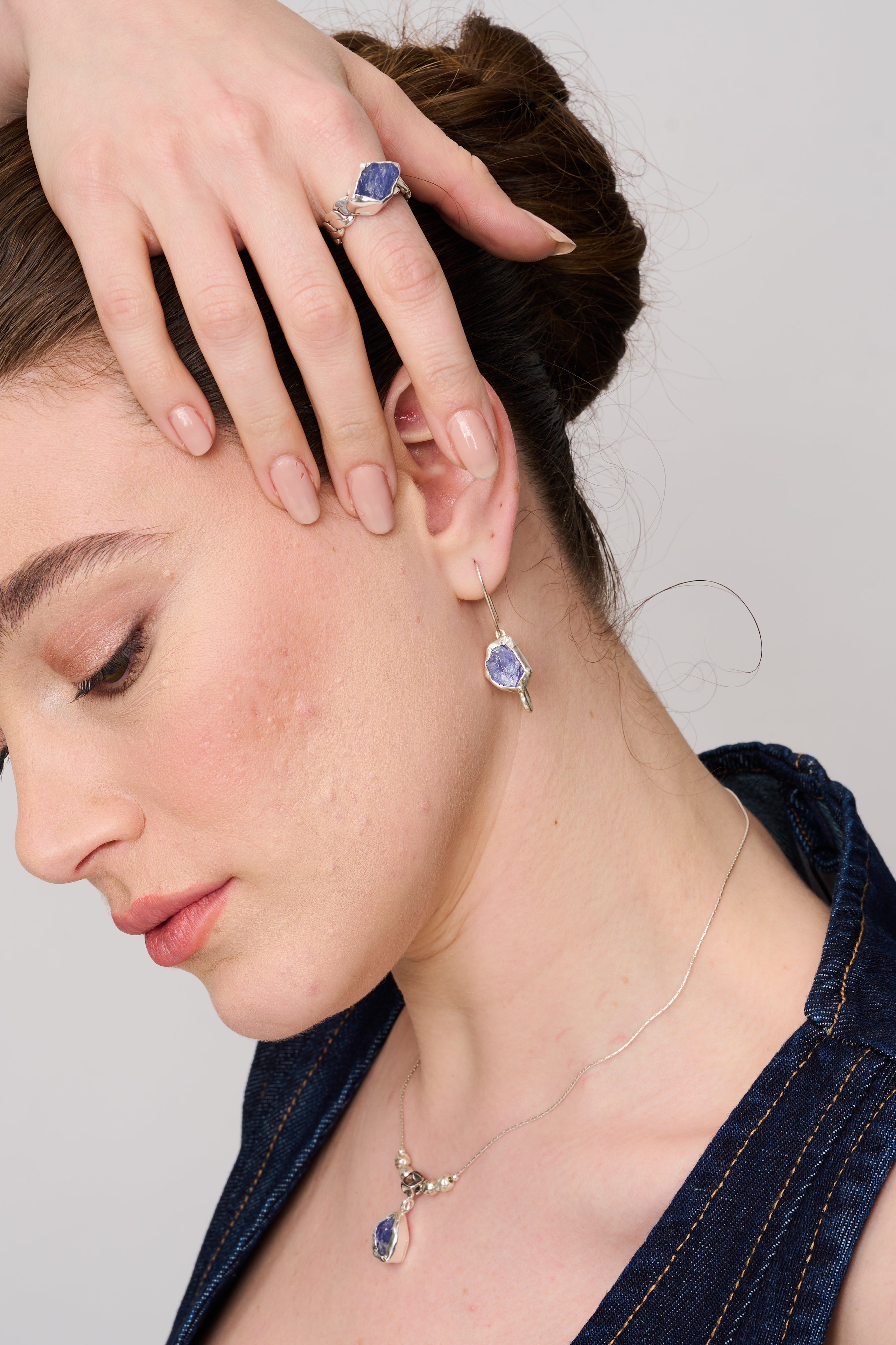 טבעת כסף עם טנזנייט בצורה גולמית