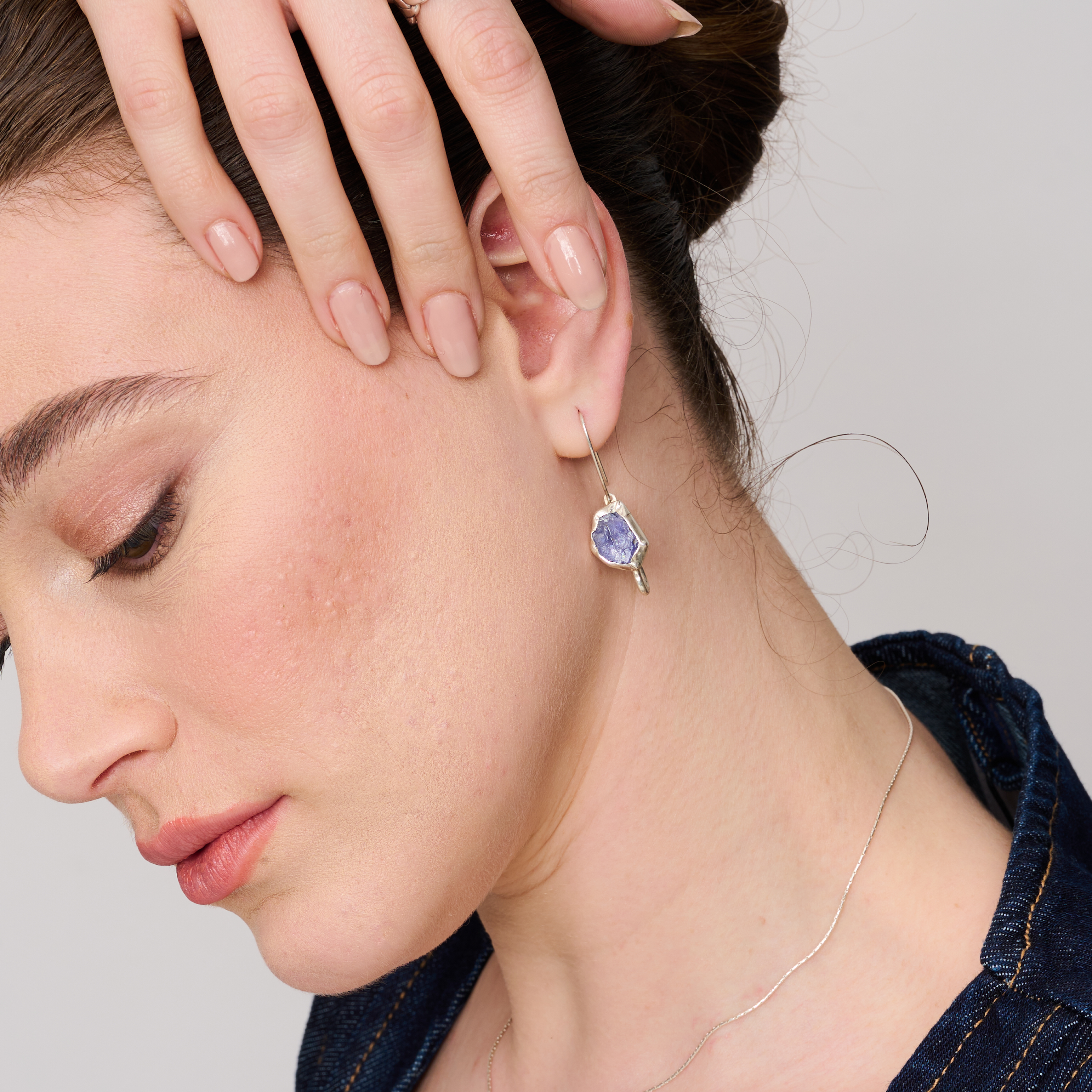 עגילי כסף עדינים בעבודת יד, עם טנזנייט אמיתי בגוון כחול-סגלגל עמוק שמחליף גוונים באור. שילוב מרשים של חומר טבעי נדיר ועיצוב קלאסי שמתאים ליומיום או לערב. תכשיט שמקרין יוקרה שקטה וסטייל אישי, ומתאים לנשים שמעריכות עבודת יד וחומרים איכותיים בעלי ערך רוחני וויזואלי.

