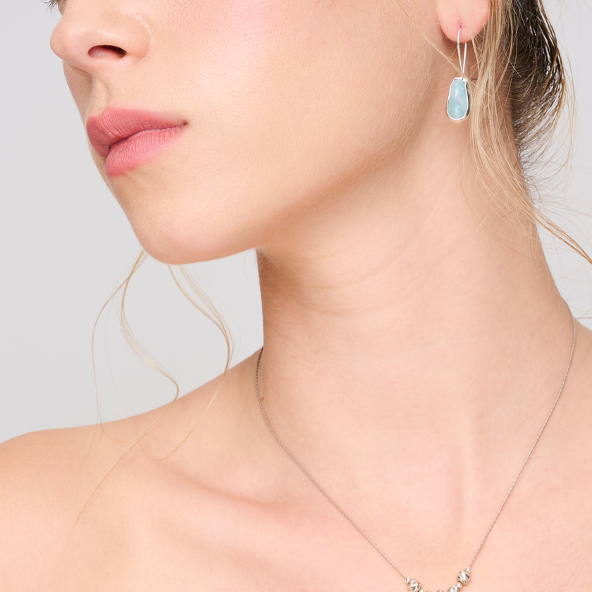 עגילים עדינים מכסף עם אבן אקוומארין טבעית בצורת טיפה או עיגול. גוון האבן תכלת שקוף, נעים ומרגיע. עבודת יד מוקפדת עם חיבור מושלם בין מתכת מבריקה לאבן חן טבעית. תכשיט נצחי שמתאים לכל גיל ולכל מראה – יומיומי או חגיגי.

