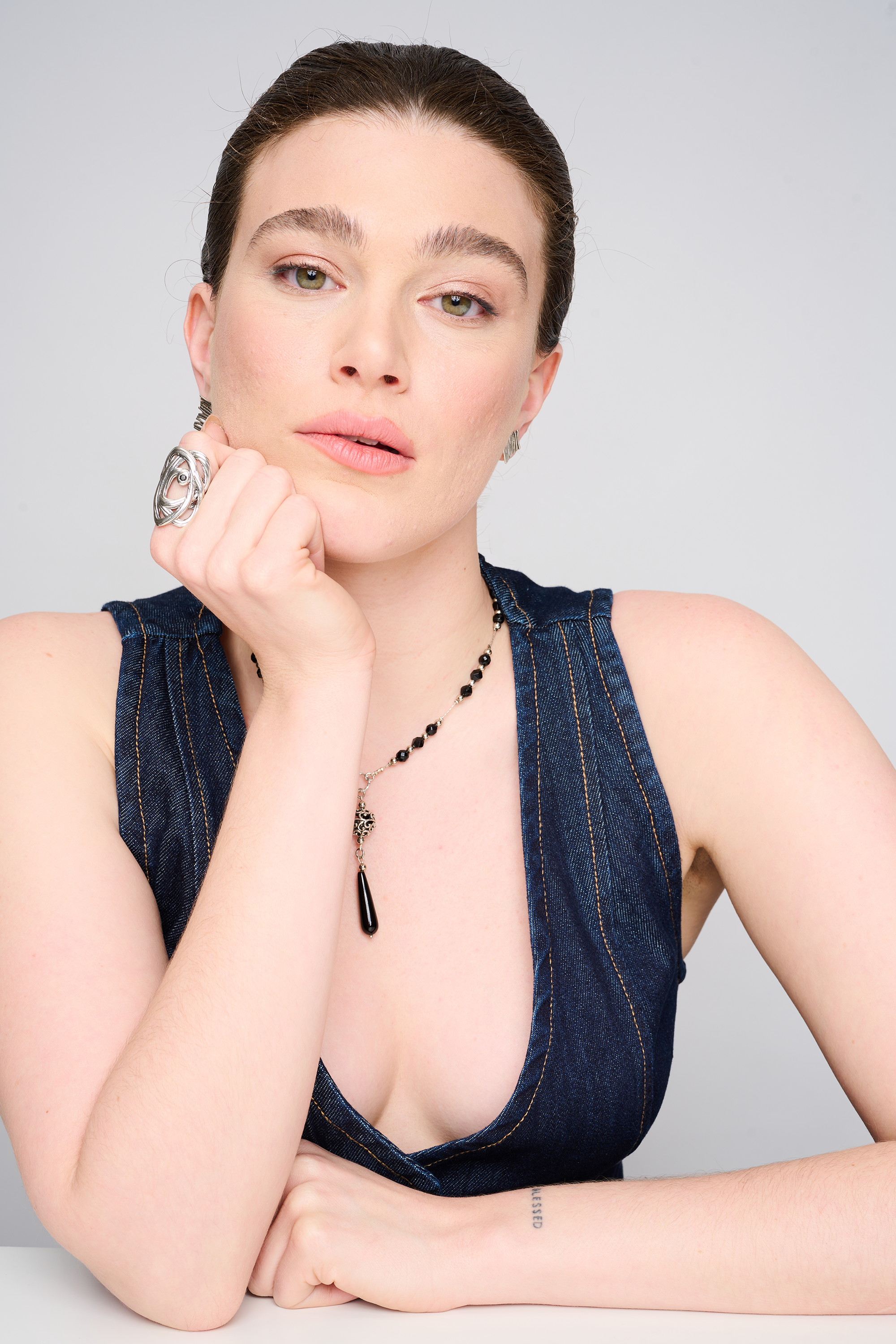 שרשרת אופנתית עשויה כסף, עם שיבוץ של חרוזים מאוניקס סינתטי אדום מבריק בגודל משתנה. העיצוב כולל טבעות כסף דקורטיביות ותליון בצורת טיפה ארוכה במרכז. התמונה מצולמת על צוואר חשוף בגוון טבעי עם ג'ינס בגזרה פתוחה – שילוב של רוך ונועזות
המחיר מתייחס לשרשרת בלבד