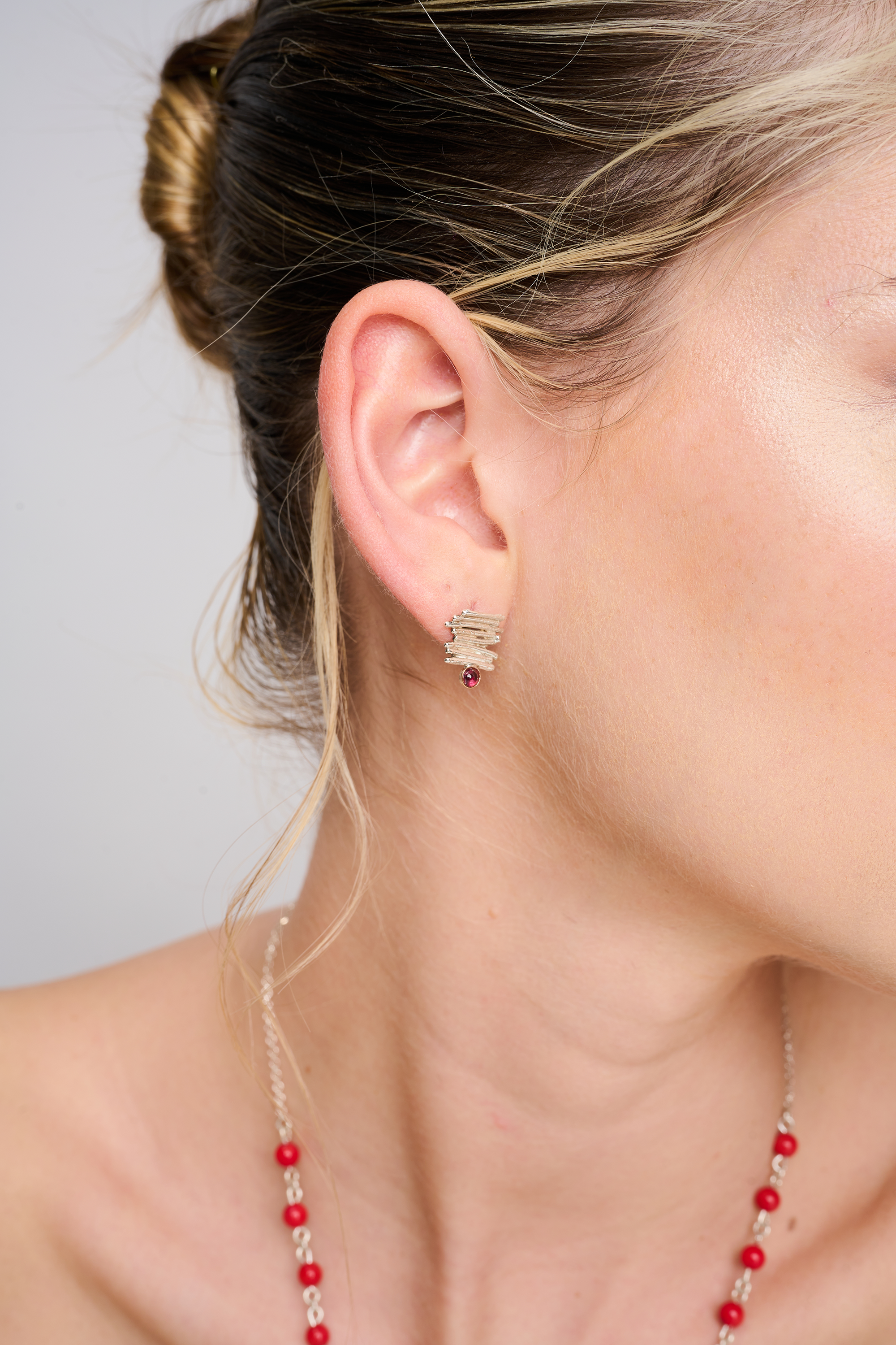 עגילי זהב 14K עם שיבוץ של גארנט אדום עמוק – תכשיט יוקרתי עם נגיעה רומנטית ואלגנטיות על-זמנית. הגארנט נחשב לאבן של תשוקה, הגנה וכוח פנימי, והזהב מעניק לו מסגרת מבריקה ומחמיאה. עגילים שמתאימים ללבישה יומיומית עם טעם טוב, או לערב חגיגי מלא נוכחות.

