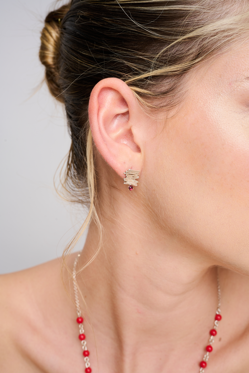 עגילי זהב 14K עם שיבוץ של גארנט אדום עמוק – תכשיט יוקרתי עם נגיעה רומנטית ואלגנטיות על-זמנית. הגארנט נחשב לאבן של תשוקה, הגנה וכוח פנימי, והזהב מעניק לו מסגרת מבריקה ומחמיאה. עגילים שמתאימים ללבישה יומיומית עם טעם טוב, או לערב חגיגי מלא נוכחות.

