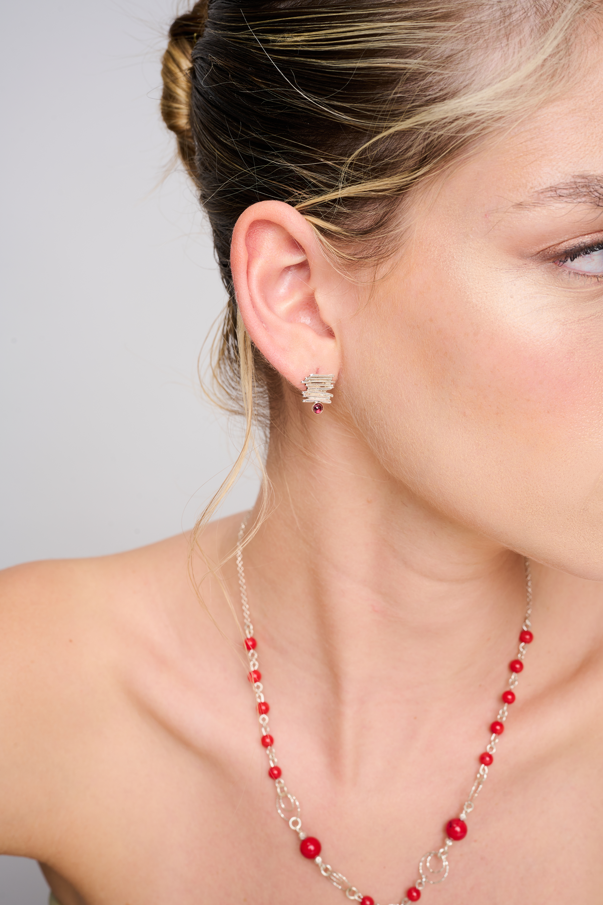 עגילי יוקרה מזהב 14K משובצים בגארנט – תכשיט מרשים עם אמירה עיצובית רגישה ומדויקת. האבן בגוון בורדו-אדום עמוק בולטת על רקע הזהב החם ויוצרת מראה רומנטי, אלגנטי ובעל עוצמה. עגילים שמתאימים לנשים עם טעם קלאסי שלא מתפשר על איכות, יופי ונוכחות.

