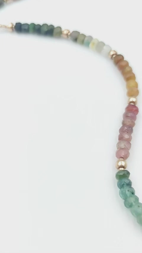 שרשרת צבעונית ואלגנטית עשויה חרוזי טורמלין אמיתיים בגימור חלק ונוצץ, מופרדים ביניהם חרוזי זהב 14 קראט שמוסיפים טאץ’ יוקרתי. כל אבן שונה, והמעבר בין הצבעים יוצר תנועה הרמונית על הצוואר. שרשרת קלאסית עם טוויסט מודרני, מושלמת כמתנה לחג, ליום הולדת, או כתכשיט סמלי עם משמעות אישית. פריט על-זמני שישדרג כל לוק – מסטייל בוהו קליל ועד לשמלה שחורה קטנה.
