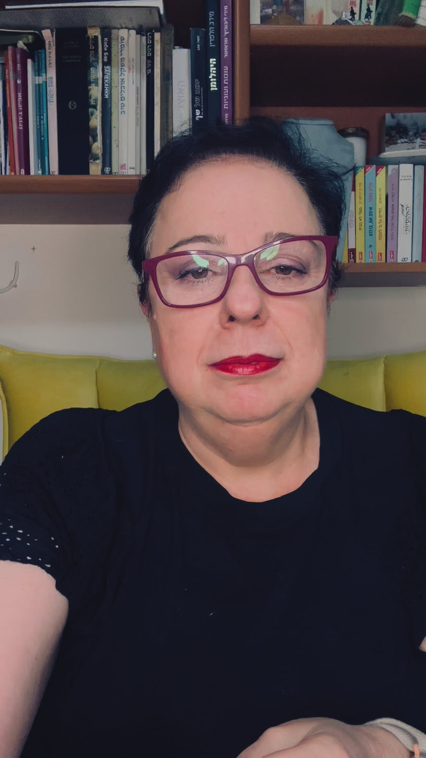 שרשרת סטייטמנט עם אבני אוניקס עמוקות, משולבות בחרוזים קטנים וגדיל דרמטי – תכשיט עם נוכחות אלגנטית ותחושת עוצמה. האבנים השחורות יוצרות מראה עמוק ומתוחכם, בעוד שהגדיל מעניק דינמיקה קלאסית עם טוויסט מודרני. הענק משתלב באופן מושלם עם לבוש ערב או מראה קז'ואל מהודר, ומשדר איזון בין יוקרה שקטה ותחכום עיצובי. כל אבן אוניקס נבחרת בקפידה, מה שמבטיח תכשיט איכותי, מדויק ובעל אמירה עיצובית חזקה. מתאים לנשים שאוהבות לבלוט בעדינות – תכשיט שהוא גם תוספת, וגם מרכז ההופעה.