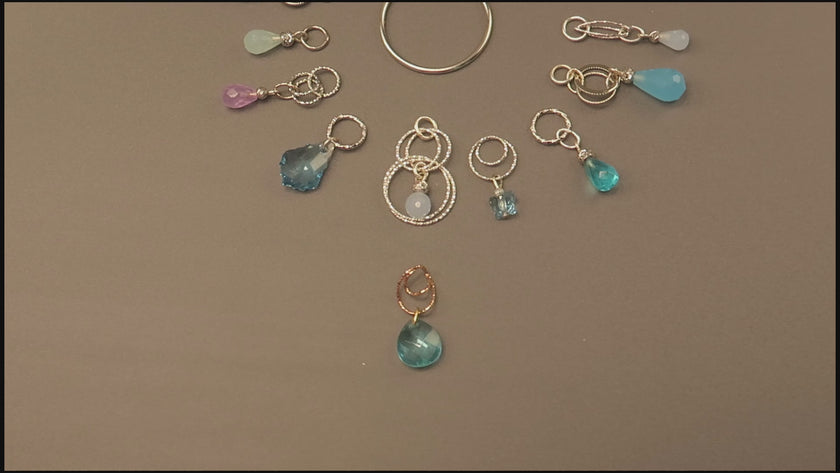 Monica עגילים עם סט 6 צ'ארמים