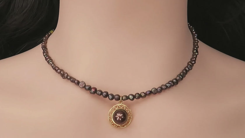 שרשרת פנינים בגווני שוקולד עשירים עם תליון מרכזי – פריט ייחודי עם ניחוח של יוקרה שקטה. הפנינים בצבעי חום, ברונזה וקוניאק יוצרים מראה עשיר בגוונים טבעיים שמתאים לכל עונה. התליון מוסיף נגיעה עיצובית מרכזית שמושכת תשומת לב, שמושך את העין ומשלים את המראה הכללי. השילוב בין גווני האדמה לבין הברק הפנינתי מעניק לשרשרת תחושת עושר שקט וסטייל מודרני, שמתאימים גם ליום וגם לערב. שרשרת שמתחברת לנשיות חזקה, לאהבה לפרטים ולאיזון בין עוצמה לרוך – בדיוק במידה הנכונה.