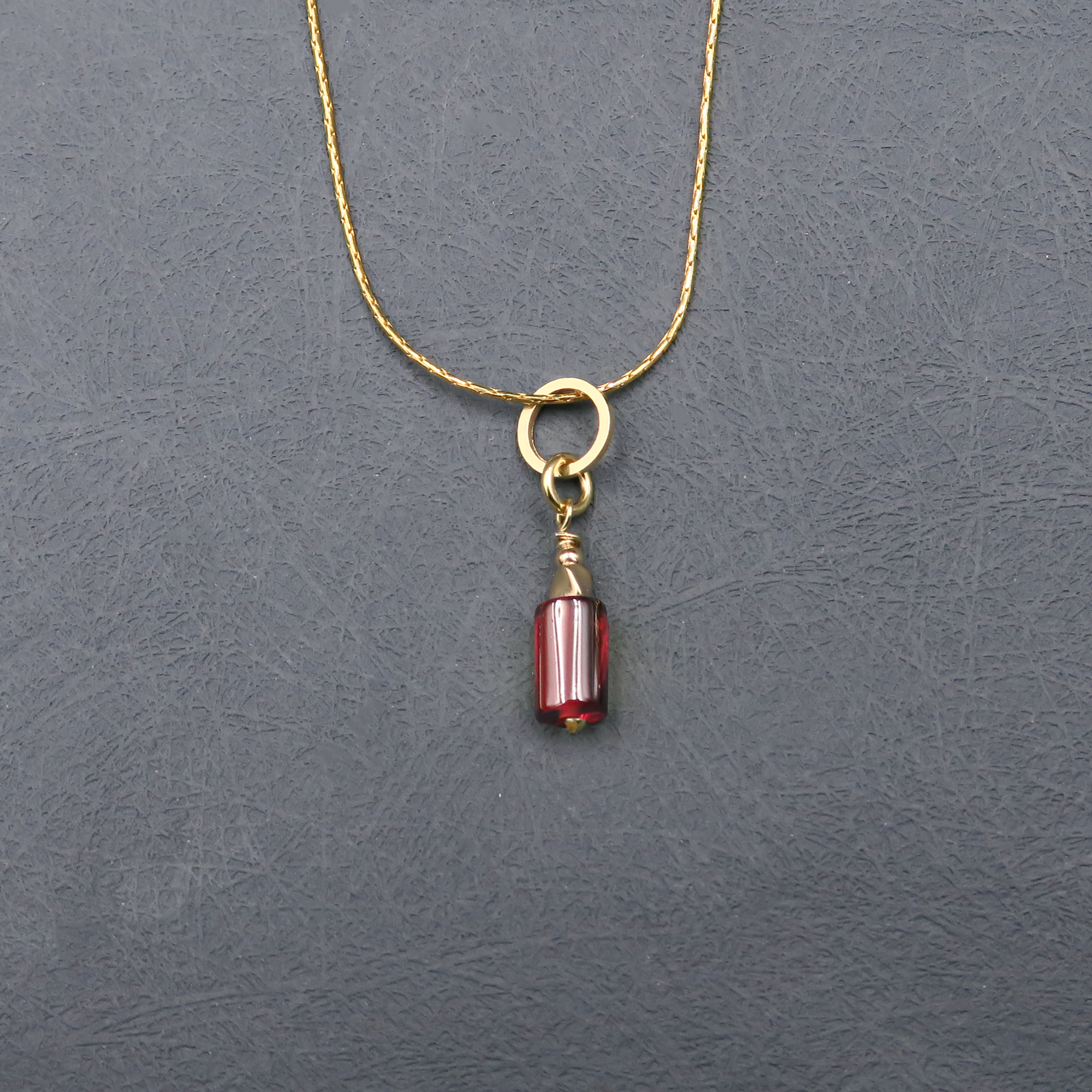 צ'ארם קריסטל בגוון של גארנט